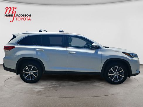 Used 2019 Toyota Highlander SE AWD/4WD image 4