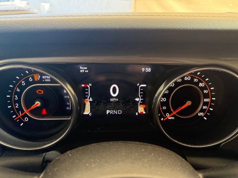 Used 2018 Jeep Wrangler Unlimited Sahara AWD/4WD image 15