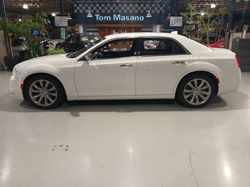 Used 2019 Chrysler 300 Limited RWD image 14