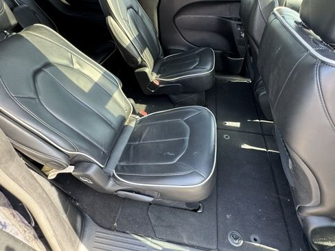 Used 2025 Chrysler Pacifica Limited FWD image 19