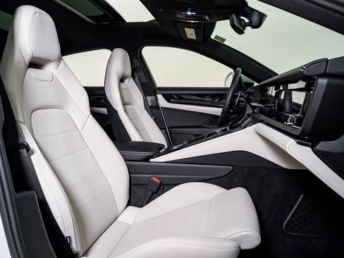 Certified 2025 Porsche Panamera 4 image 15