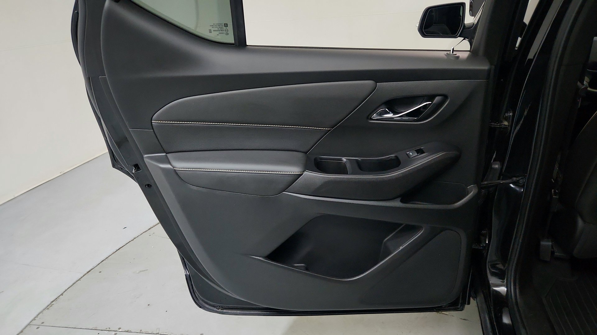 Used 2023 Chevrolet Traverse Premier w/ Redline Edition FWD image 9
