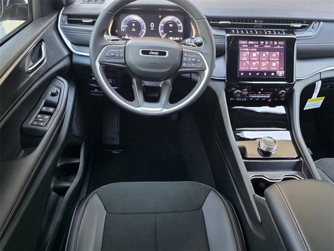 New 2025 Jeep Grand Cherokee Altitude image 11