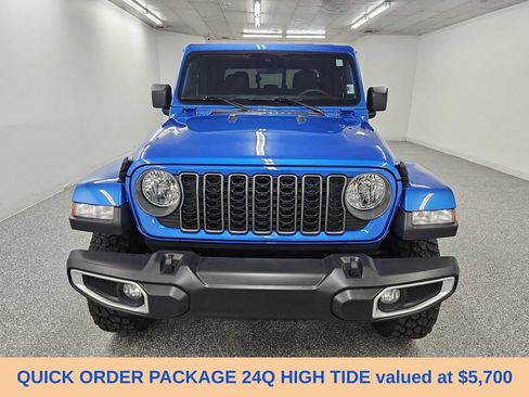 Used 2025 Jeep Gladiator Sport AWD/4WD image 2