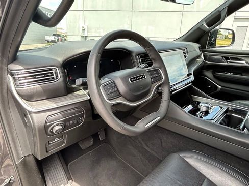 Used 2024 Jeep Wagoneer Series III AWD/4WD image 18