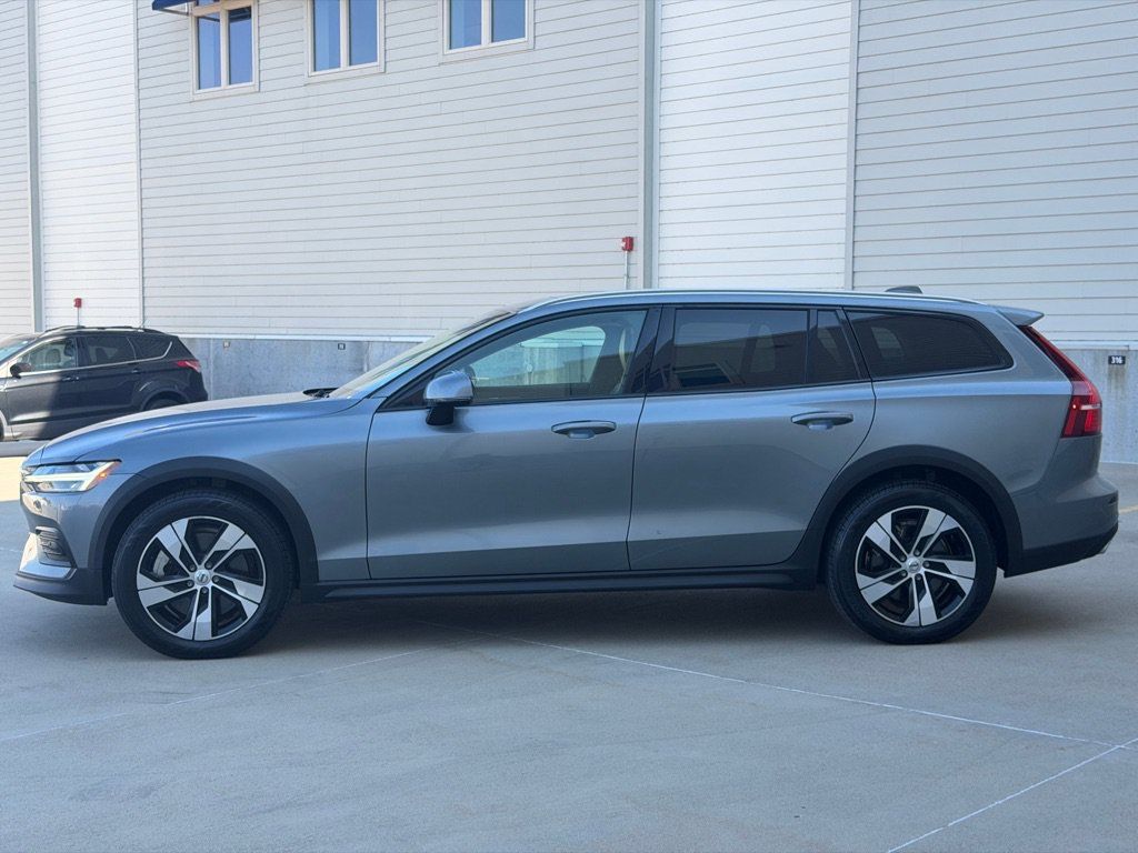 Used 2020 Volvo V60 T5 Cross Country AWD/4WD image 6
