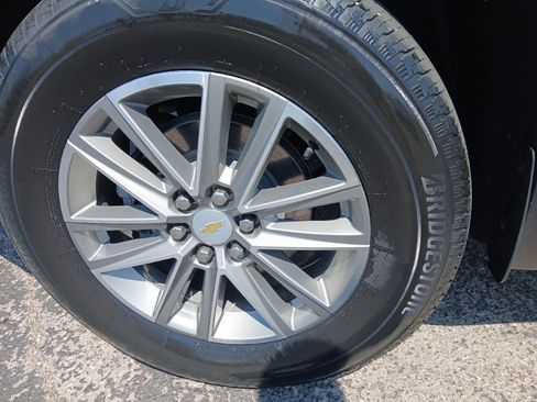 Used 2023 Chevrolet Traverse LT FWD image 8
