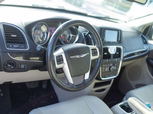 Used 2015 Chrysler Town & Country Touring w/ Driver Convenience Group image 4