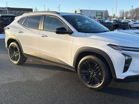 Used 2025 Chevrolet Trax ACTIV w/ Sunroof Package image 2