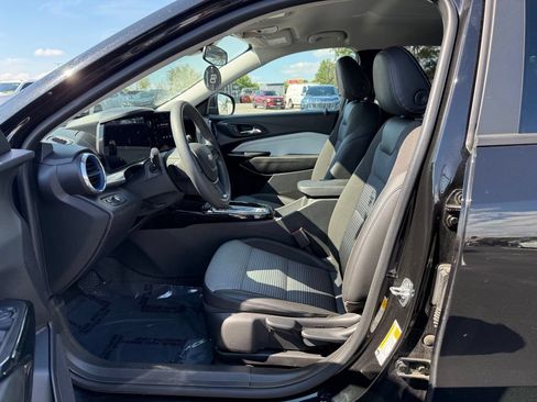 Used 2025 Chevrolet Trax LT FWD image 29