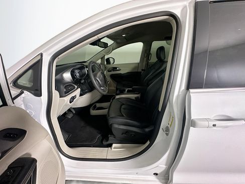 Used 2024 Chrysler Pacifica Touring-L image 13