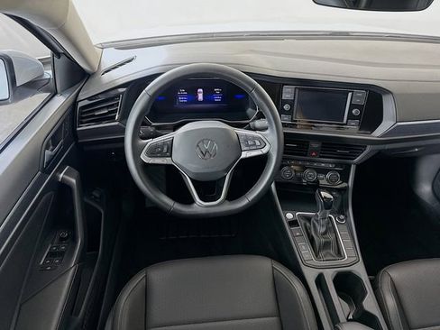 Used 2024 Volkswagen Jetta SE FWD image 4