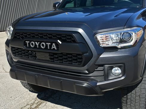 Used 2017 Toyota Tacoma TRD Off-Road AWD/4WD image 13