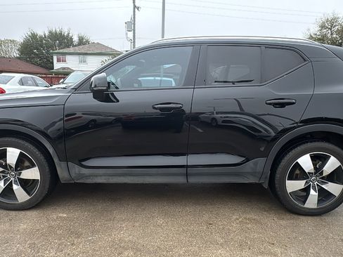 Used 2020 Volvo XC40 T5 Momentum w/ Protection Package Premier image 4