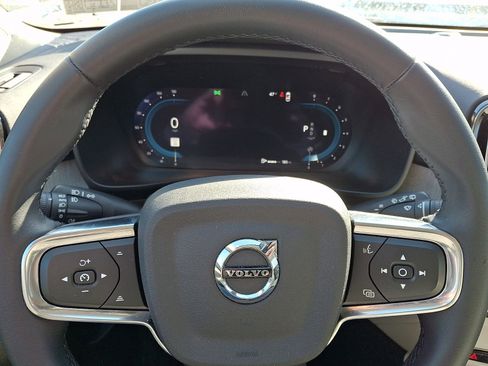 Used 2023 Volvo XC40 B5 Plus image 20