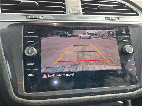 Used 2022 Volkswagen Tiguan SE w/ Panoramic Sunroof Package FWD image 10