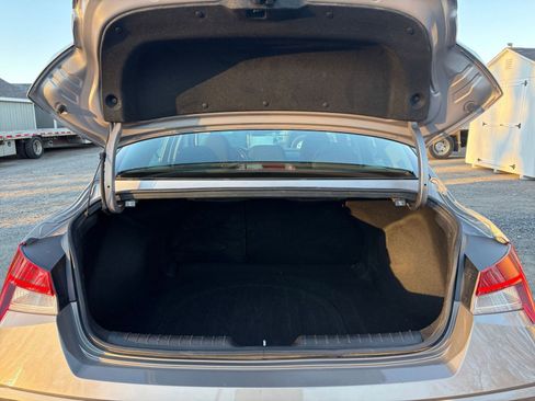 Used 2025 Hyundai Elantra SEL image 31