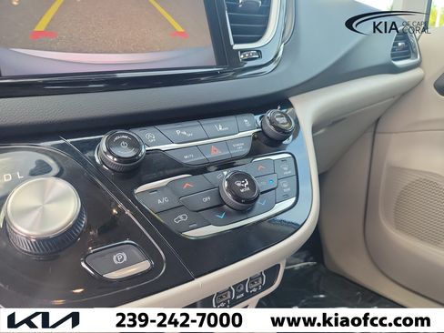 Used 2024 Chrysler Pacifica Touring-L FWD image 29