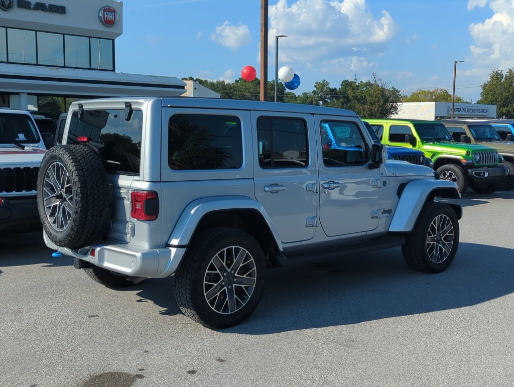 Used 2024 Jeep Wrangler High Altitude AWD/4WD image 5