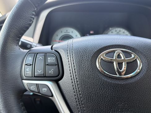 Used 2017 Toyota Sienna SE FWD image 9