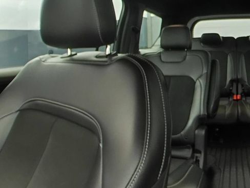 Used 2023 Jeep Grand Cherokee L Laredo RWD image 16
