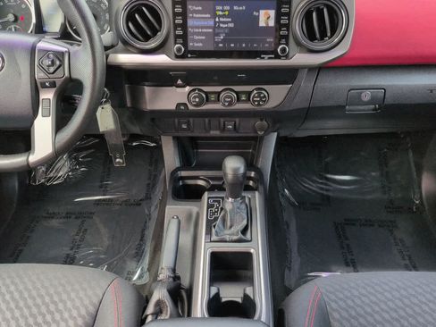 Used 2020 Toyota Tacoma SR5 RWD image 18