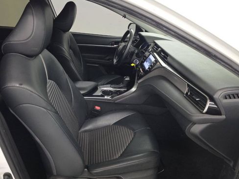 Used 2020 Toyota Camry SE FWD image 2