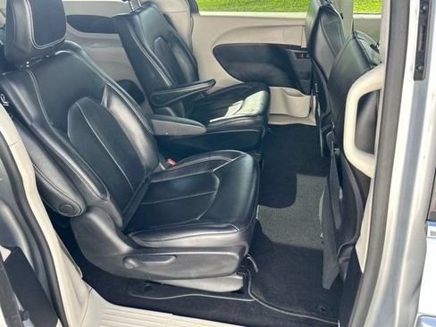 Used 2023 Chrysler Pacifica Touring-L FWD image 51