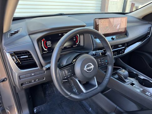 Used 2024 Nissan Rogue SL FWD image 12