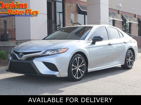 Used 2020 Toyota Camry SE image 1