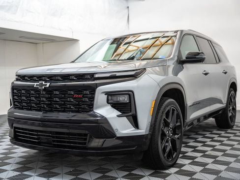 Used 2024 Chevrolet Traverse RS FWD image 3