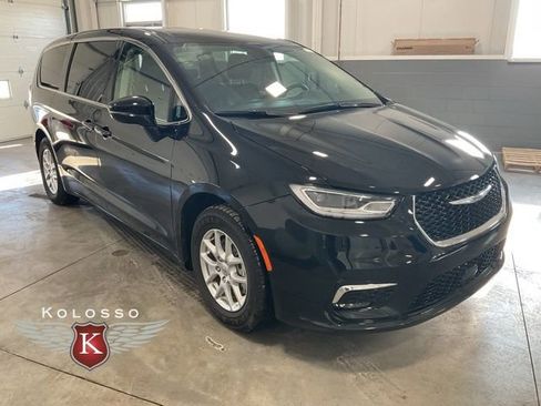 Used 2024 Chrysler Pacifica Touring-L image 1