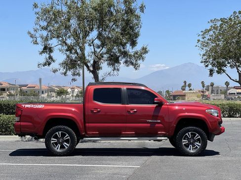 Used 2017 Toyota Tacoma TRD Sport AWD/4WD image 16