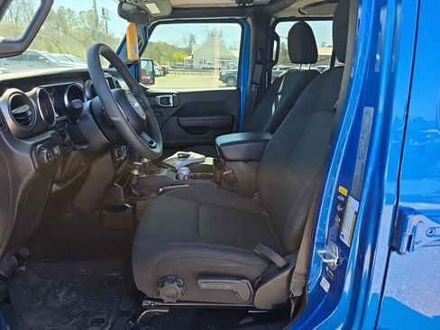 Used 2023 Jeep Gladiator Sport image 3