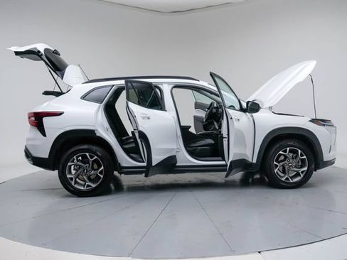 Used 2025 Chevrolet Trax LT FWD image 15