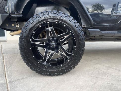 Used 2017 Jeep Wrangler Unlimited Sahara w/ Connectivity Group AWD/4WD image 6