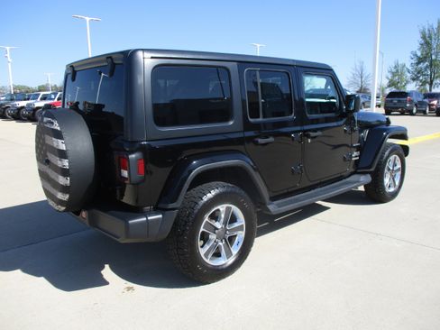 Used 2018 Jeep Wrangler Unlimited Sahara AWD/4WD image 5