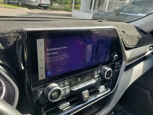 Used 2024 Toyota Highlander XLE FWD image 30