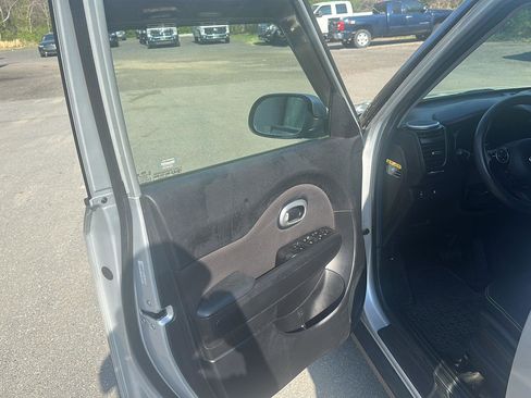 Used 2015 Kia Soul + image 14