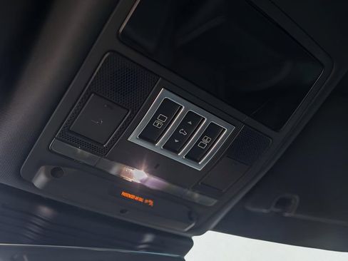 Used 2024 Land Rover Discovery Metropolitan Edition image 25