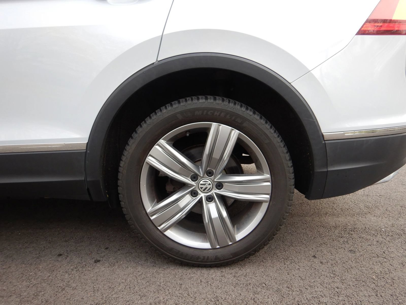 Used 2019 Volkswagen Tiguan SEL Premium AWD/4WD image 32