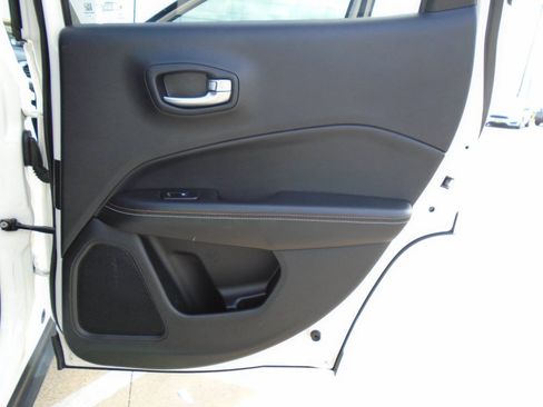 Used 2018 Jeep Compass Latitude w/ Popular Equipment Group FWD image 30