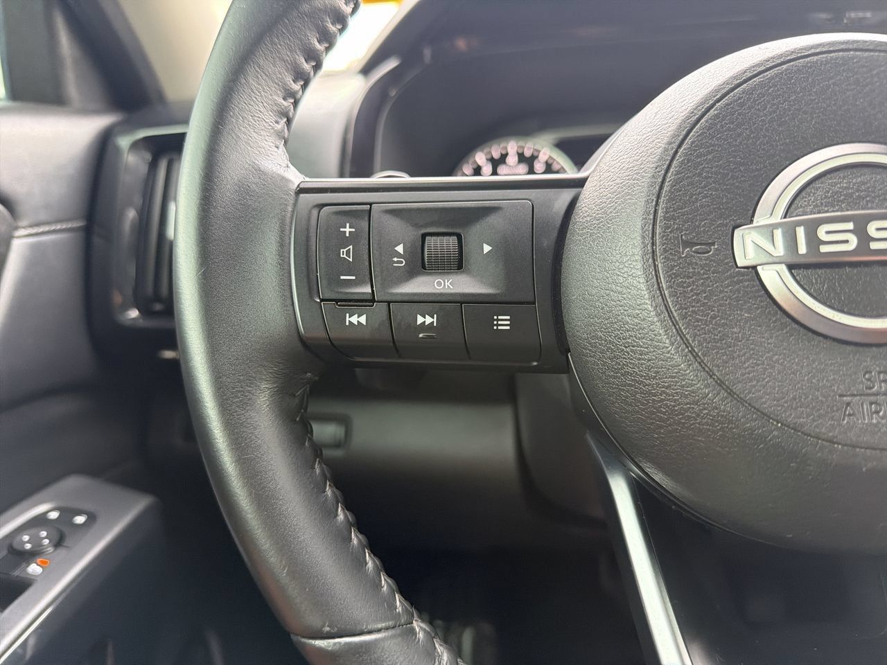 Used 2024 Nissan Pathfinder SV FWD image 27