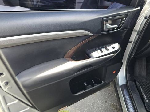 Used 2019 Toyota Highlander Limited image 14