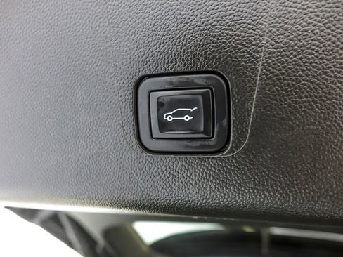 Used 2023 Chevrolet Traverse LT w/ LT Premium Package AWD/4WD image 35
