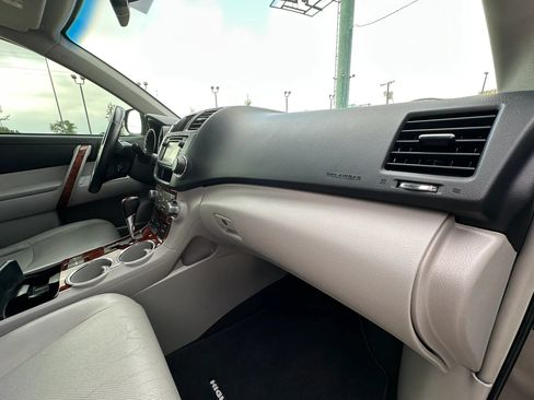 Used 2013 Toyota Highlander Limited AWD/4WD image 25