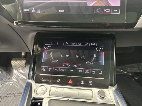 Used 2019 Audi e-tron Prestige w/ Prestige Package AWD/4WD image 13