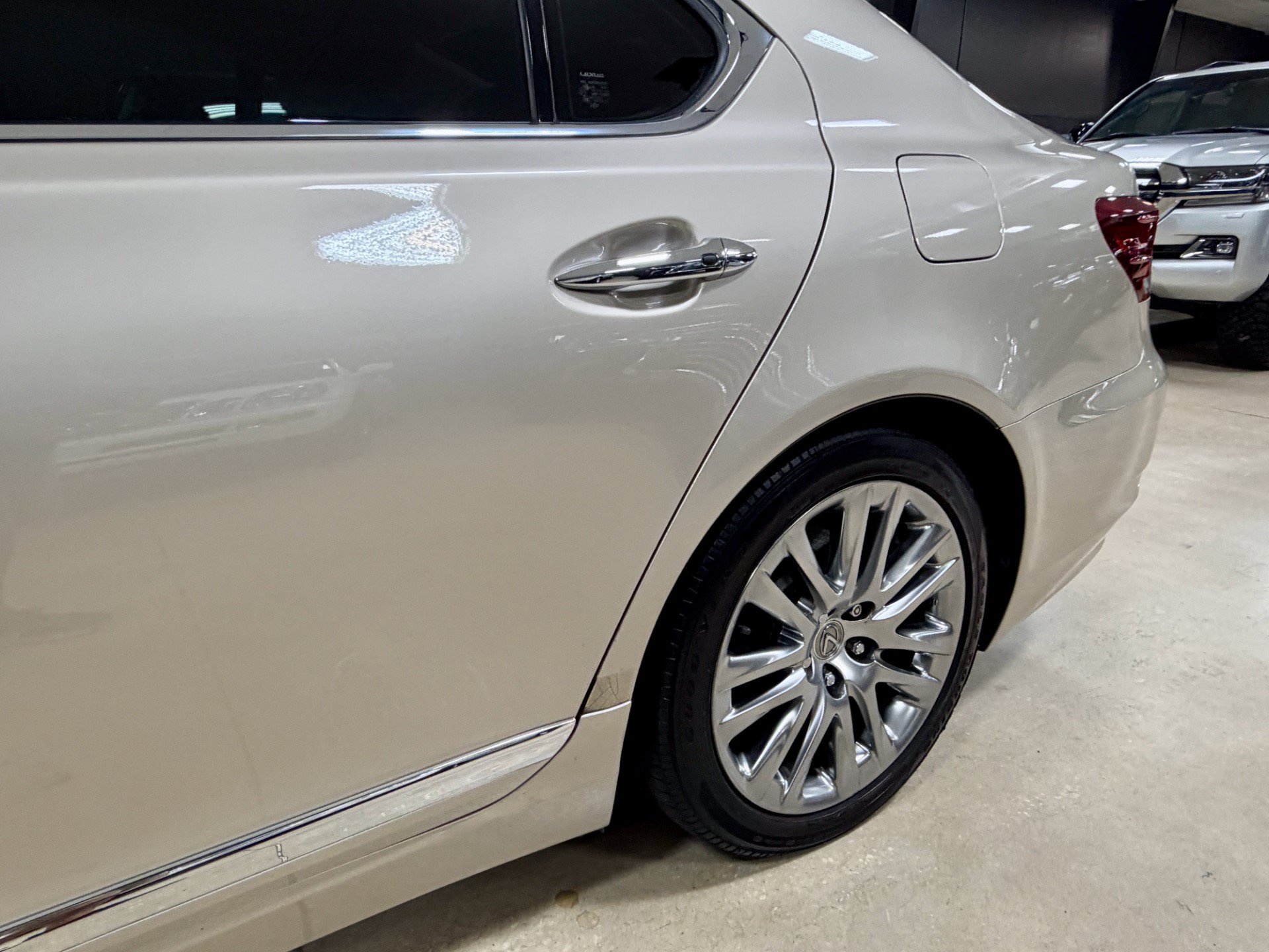 Used 2014 Lexus LS 460 w/ Comfort Package RWD image 19