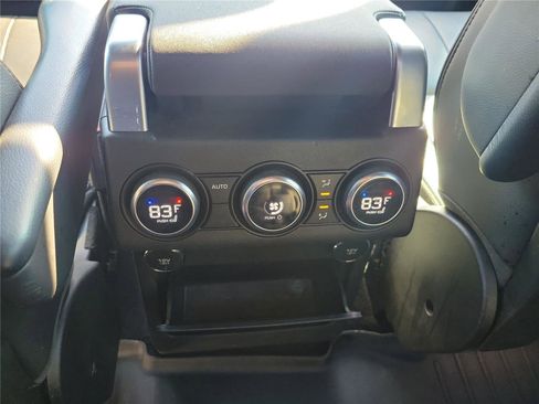 Used 2020 Land Rover Discovery Landmark AWD/4WD image 13