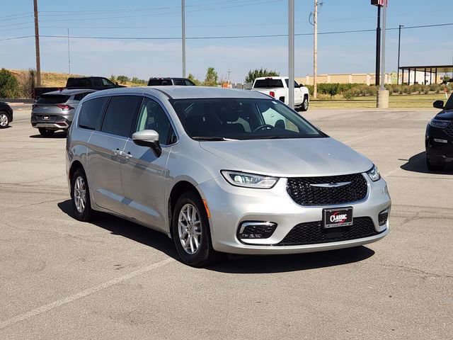 Used 2023 Chrysler Pacifica Touring-L FWD image 3